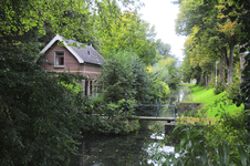 903556 Gezicht op de voormalige sluiswachterswoning Kanaalweg 90 bij de sluis in de Vleutensche Wetering in het Park ...